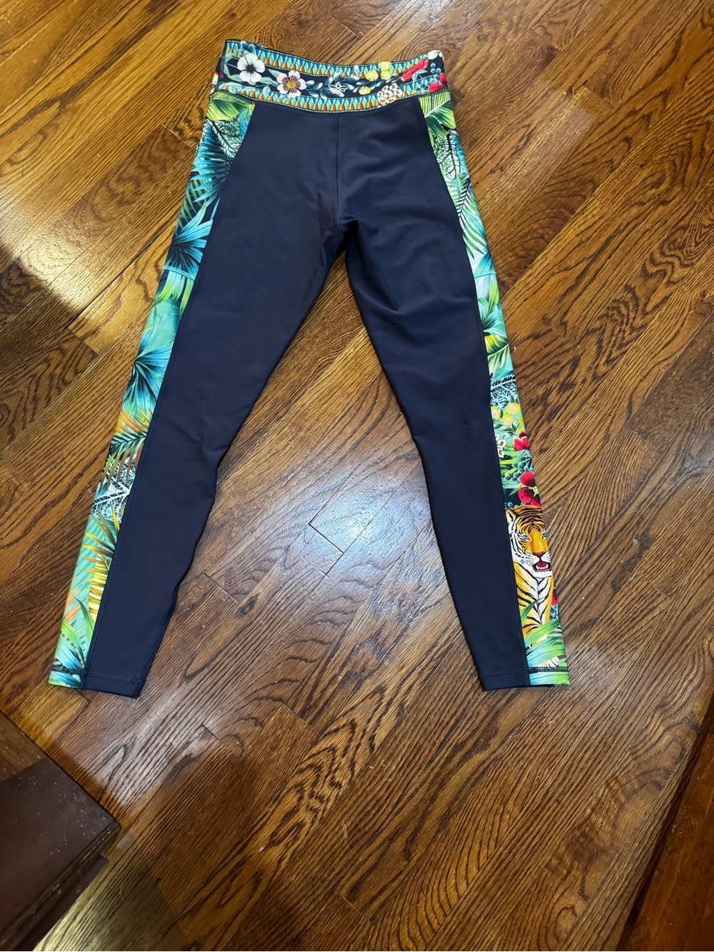 Johnny was lady yoga pants  with side pocket .